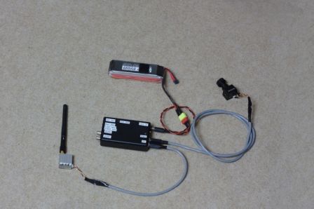 Le régulateur à découpage entouré de l'émetteur RF, de la caméra et de la batterie LiPo