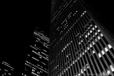 La nuit, tous les building sont gris...